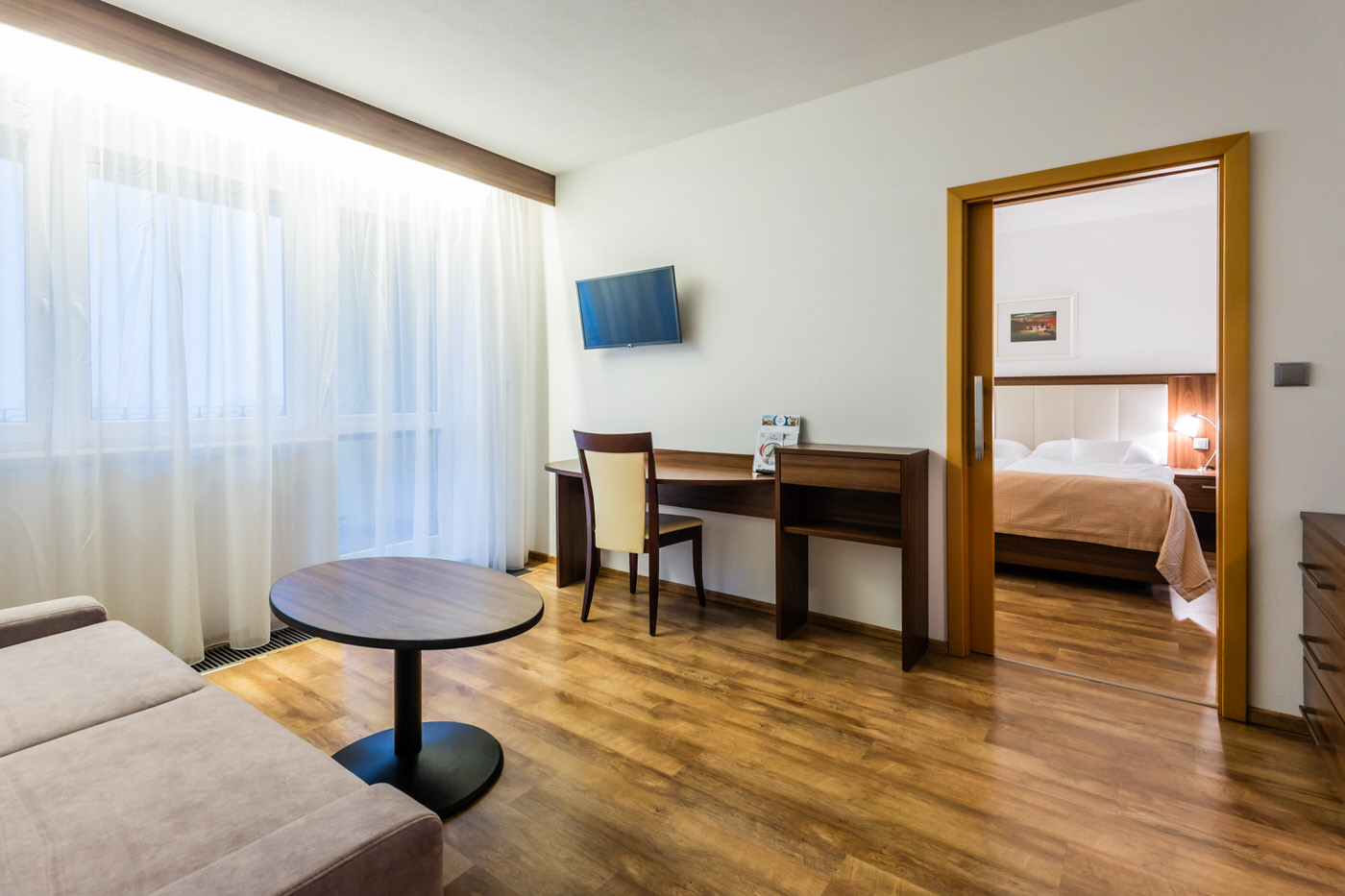 * Vorzimmer mit Stauraum
* Schlafzimmer – Doppelbett
* Wohnzimmer
* TV, Telefon, Klimaanlage, Wasserkocher, Kapsel-Kaffeemaschine, Kühlschrank, Safe
* Badezimmer – Dusche + WC mit Bidetbrause, Föhn, Bademantel