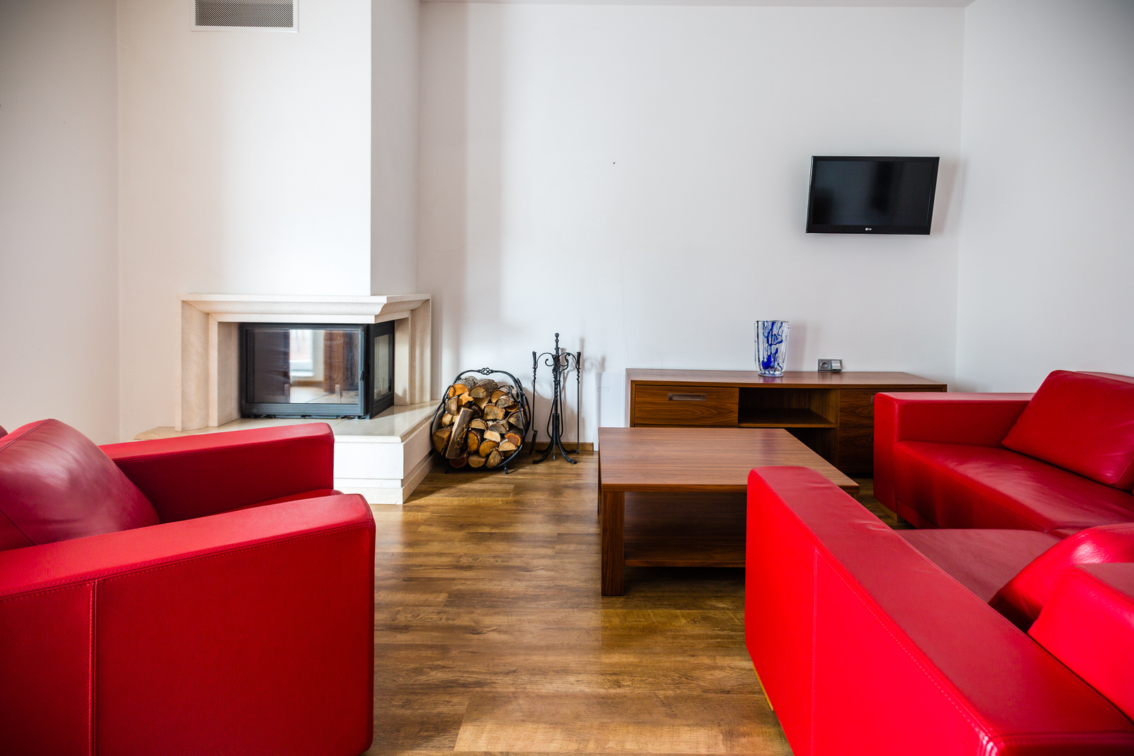 * Vorzimmer mit Stauraum
* Schlafzimmer – Doppelbett
* Wohnzimmer – Kamin, Kochnische
* TV, Telefon, Klimaanlage, Wasserkocher, Kapsel-Kaffeemaschine, Kühlschrank, Safe
* Badezimmer – Dusche + WC mit Bidetbrause, Föhn, Bademantel