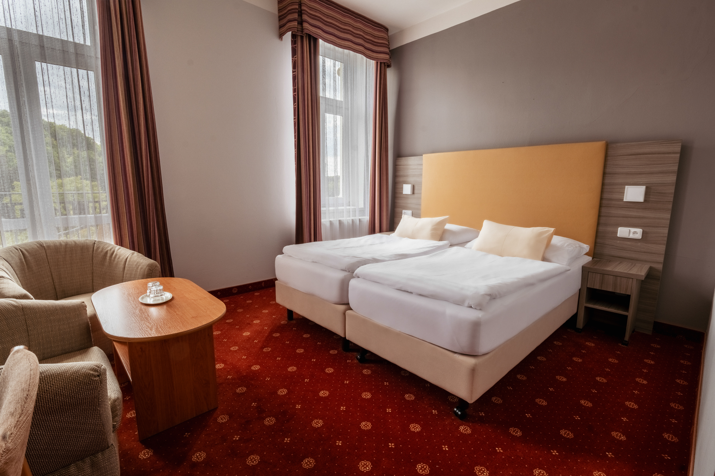 *Hall with storage space
*Bedroom - double bed or twin beds (extra bed for 1 person possible)
*TV + SAT, radio, telephone, fridge, safe
*Bathroom - shower+ toilet, hairdryer
*View of the square with balcony
