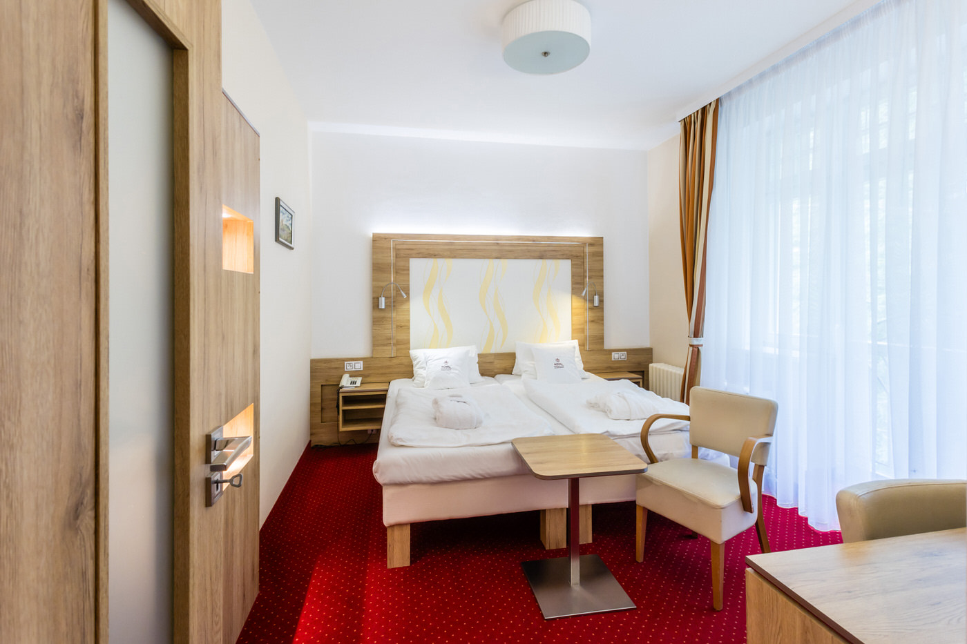 * View of the forrest park
* Hall with storage space
* Bedroom - double bed or twin beds (extra bed for 1 person possible)
* TV + SAT, radio, telephone, fridge, safe
* Bathroom – shower + toilet, hairdryer
