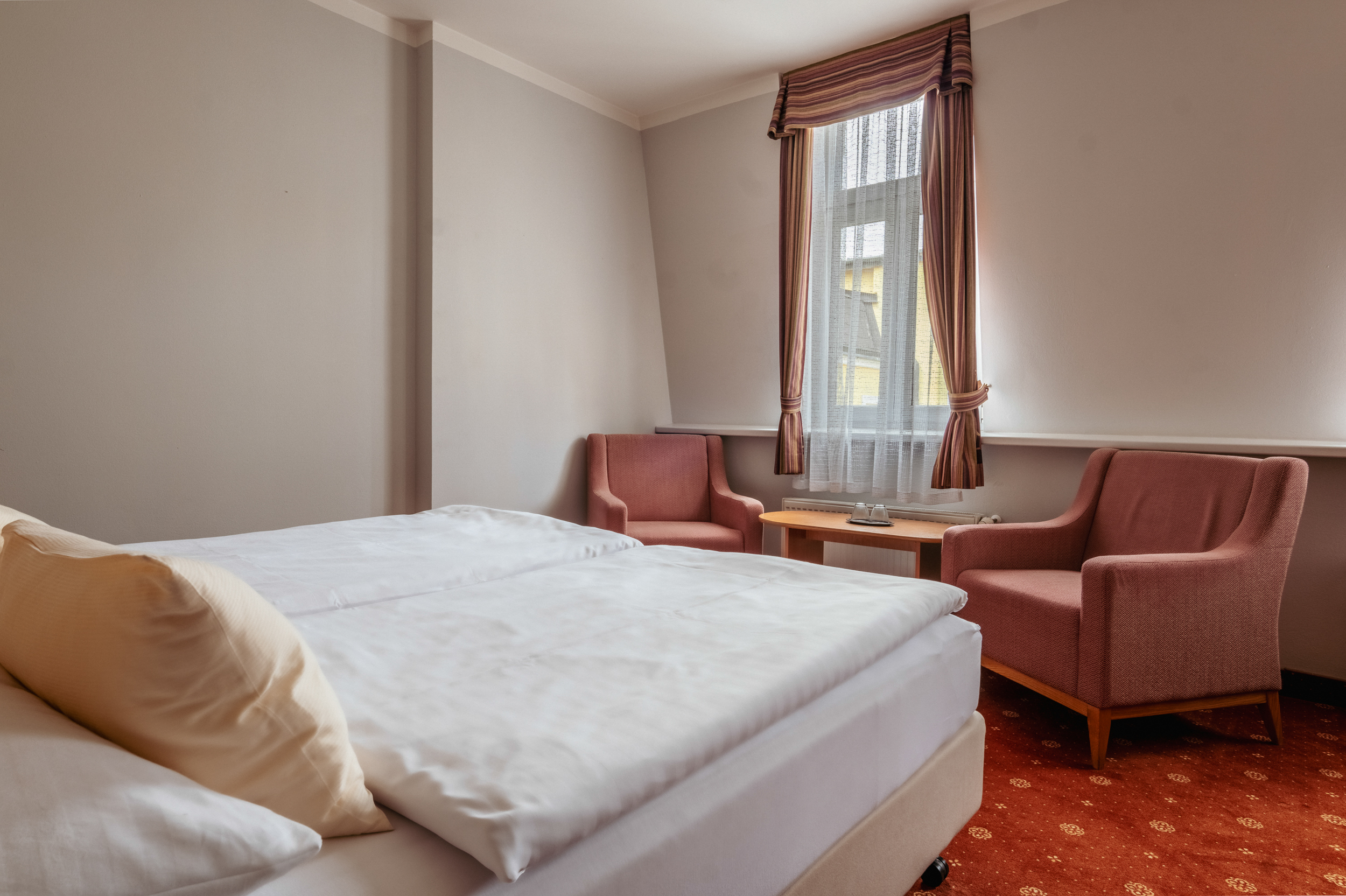 *Hall with storage space
*Bedroom - double bed or twin beds (extra bed for 1 person possible)
*TV + SAT, radio, telephone, fridge, safe
*Bathroom - shower+ toilet, hairdryer
*View of the courtyard
