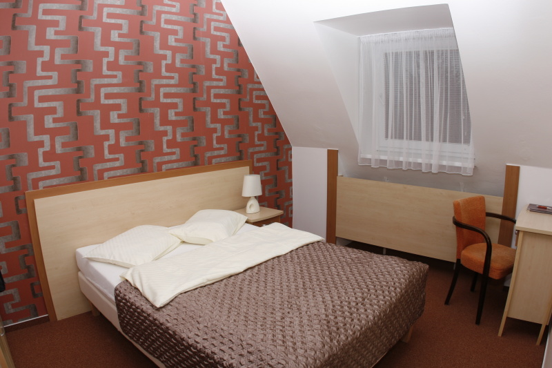 * Flur – Stauraum
* Schlafzimmer – Einzelbett (140 cm) mit Möglichkeit für ein zusätzliches Bett für eine Person
* TV + Satellit, Telefon, Kühlschrank
* Badezimmer – Dusche/Badewanne + WC, Föhn
