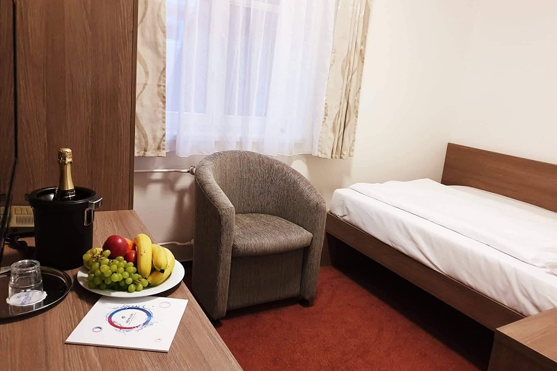 * Zimmer im Hotel MIRAMARE I
* Vorzimmer mit Stauraum
* Schlafzimmer – Einzelbett
* TV + SAT, Telefon, Kühlschrank, 
* Badezimmer - Badewanne oder Dusche + WC