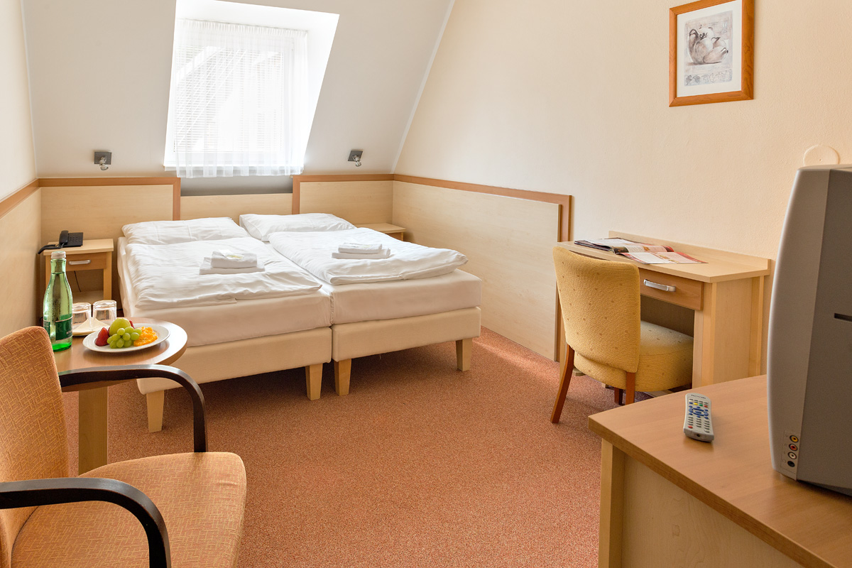 * Flur – Stauraum
* Schlafzimmer – Doppelbett
* TV + Satellit, Telefon, Kühlschrank
* Badezimmer – Dusche/Badewanne + WC, Föhn
