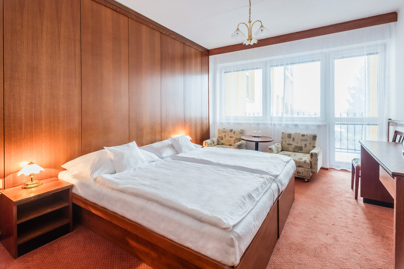 * Vorzimmer mit Stauraum    
* Schlafzimmer – Doppelbett oder getrennte Betten (Zustellbett für 1 Person möglich)
* TV, Telefon
* Badezimmer – Dusche + WC