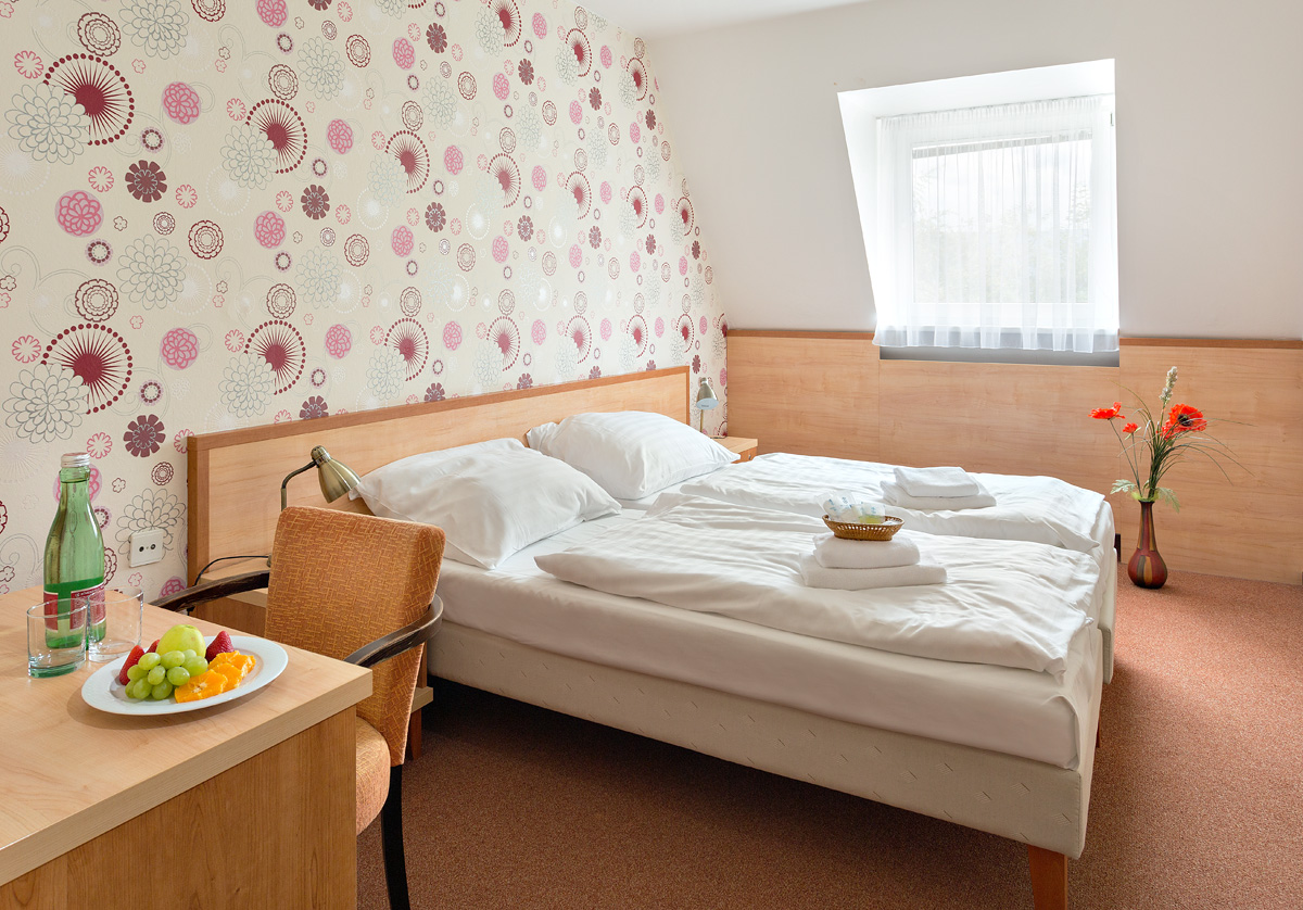 * Flur – Stauraum
* Schlafzimmer – Doppelbett
* Wohnzimmer – Ausziehbare Betten für 2 + 1 Person
* TV + Satellit, Telefon, Kühlschrank, * Badezimmer – Dusche/Badewanne + WC, Föhn
