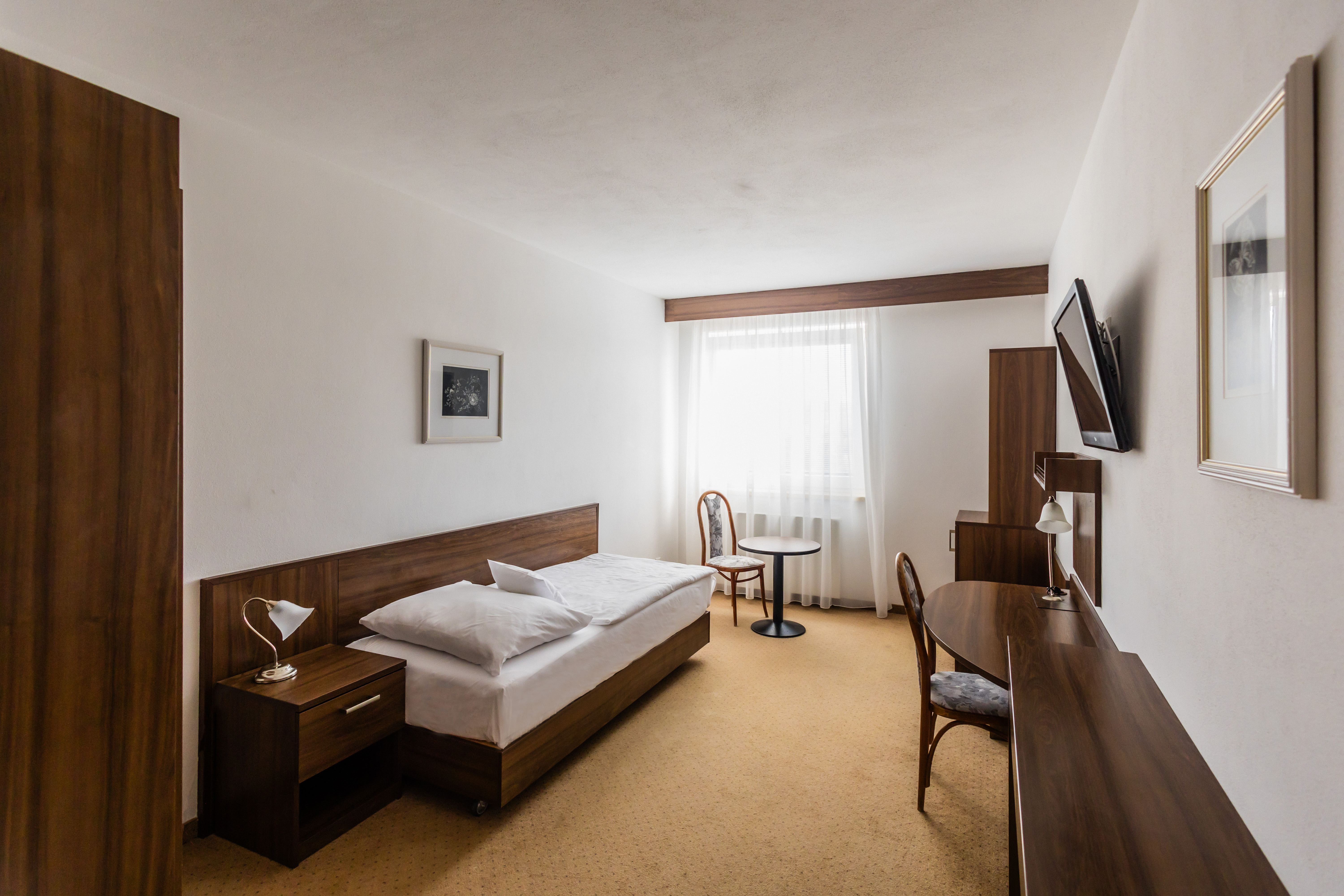 * Vorzimmer mit Stauraum
* Schlafzimmer – Einzelbett
* TV, Telefon, Wasserkocher, Kühlschrank, Safe
* Badezimmer – Dusche + WC, Föhn