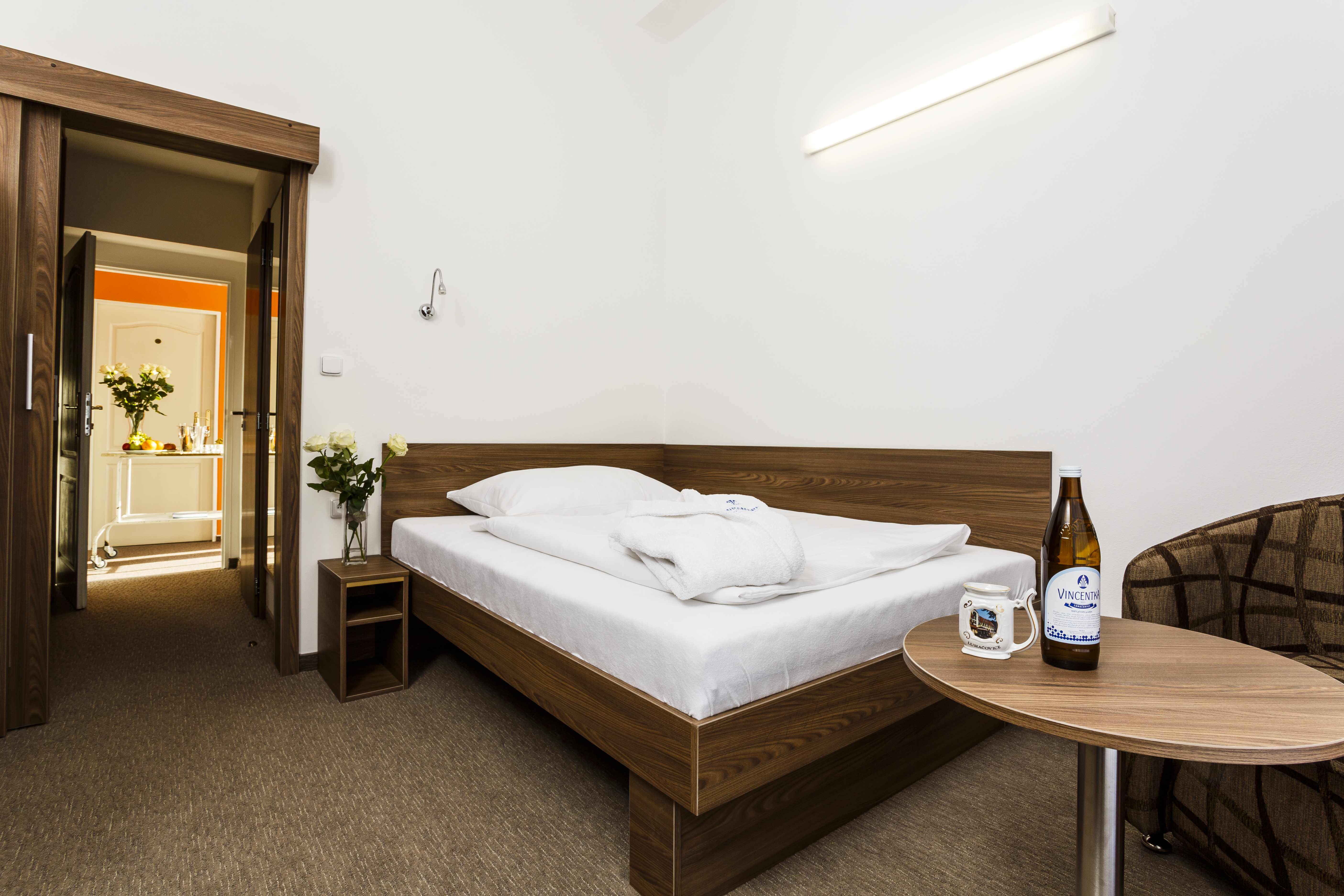 * Zimmer im Hotel MIRAMARE II
* Vorzimmer mit Stauraum
* Schlafzimmer - Einzelbett (Zustellbett für 1 Person möglich)
* TV + SAT, Telefon, Kühlschrank, Safe
* Badezimmer - Badewanne oder Dusche + WC, Föhn
