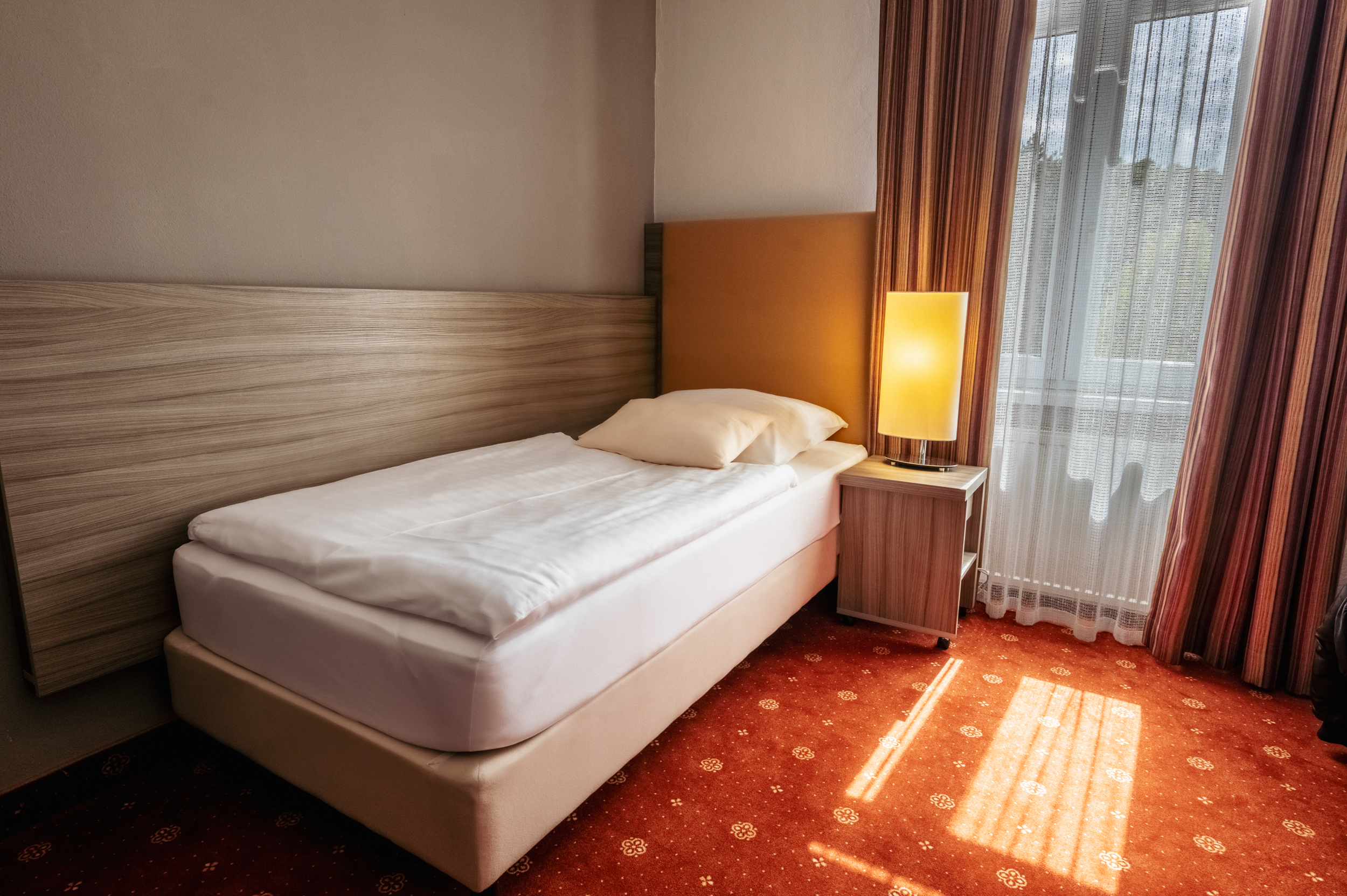 *Hall with storage space
*Bedroom - single bed (extra bed for 1 person possible)
*TV + SAT, radio, telephone, fridge, safe
*Bathroom - shower+ toilet, hairdryer
*View of the square
