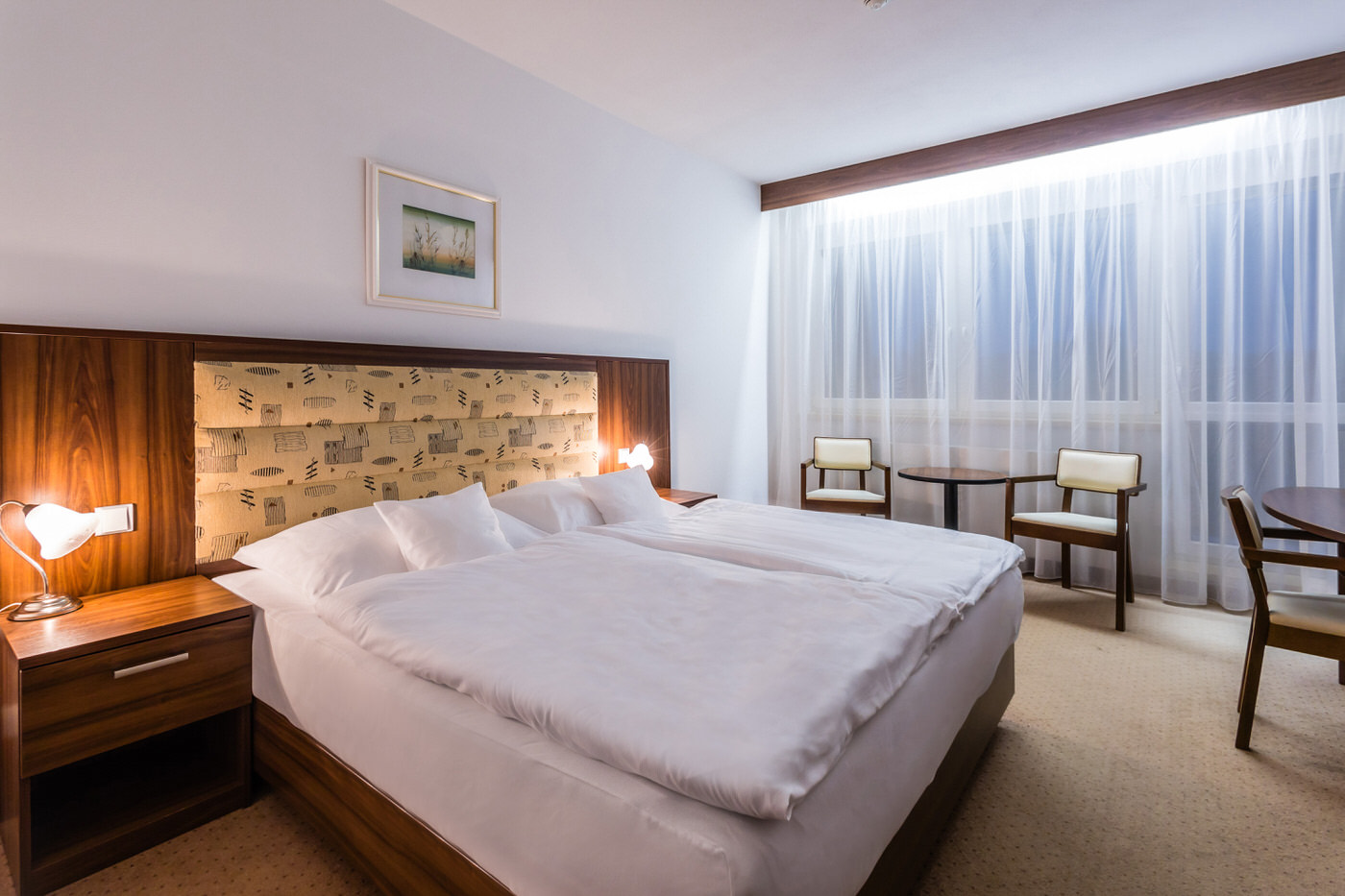 * Vorzimmer mit Stauraum
* Schlafzimmer – Doppelbett oder getrennte Betten
* TV, Telefon, Wasserkocher, Kühlschrank, Safe
* Badezimmer – Dusche + WC, Föhn