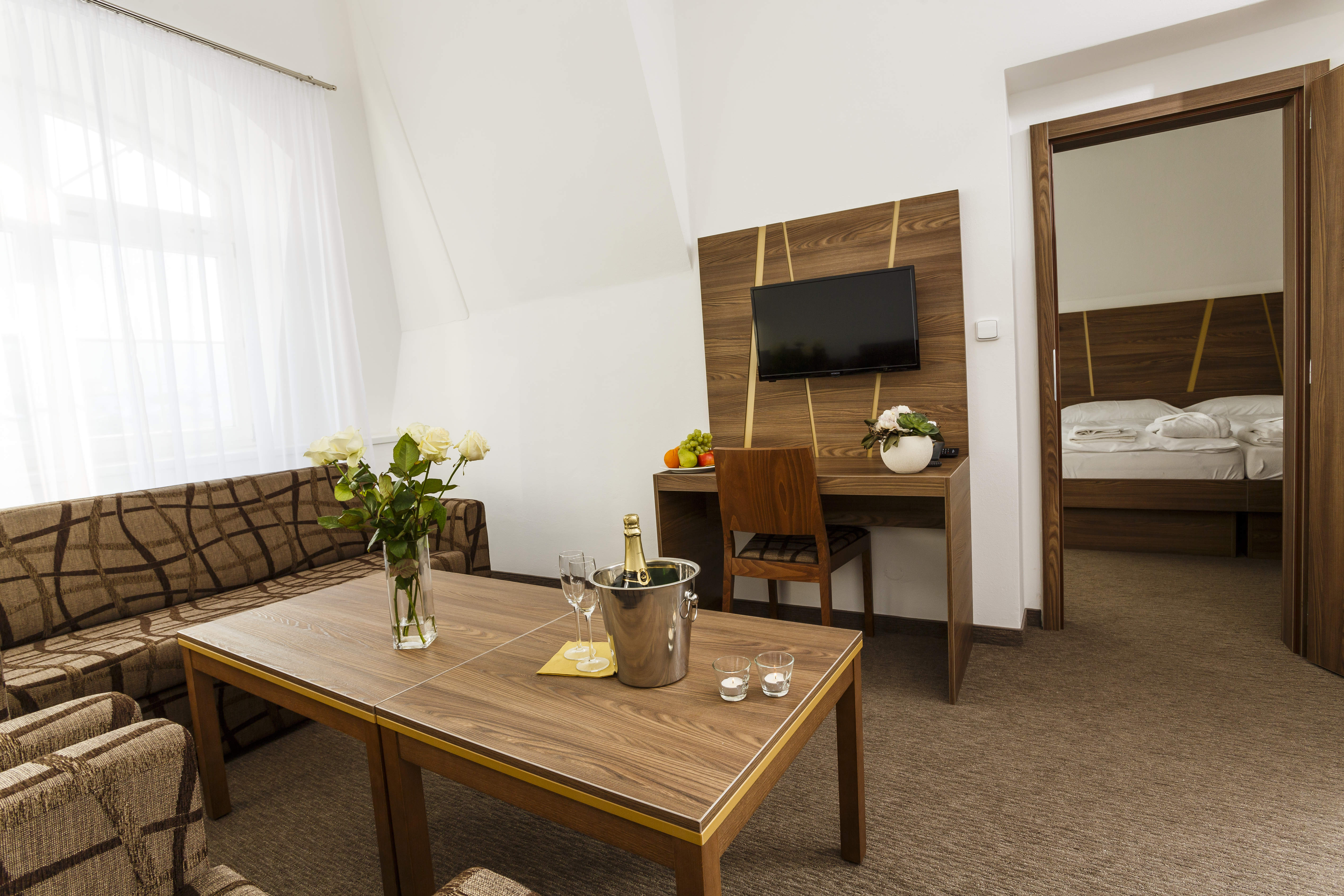 * Zimmer im Hotel MIRAMARE II
* Vorzimmer mit Stauraum
* Schlafzimmer – Doppelbett
* Wohnzimmer (zustellbett für 1 Person möglich)
* TV + SAT, Telefon, Kühlschrank, Safe
* Badezimmer - Badewanne oder Dusche + WC, Föhn